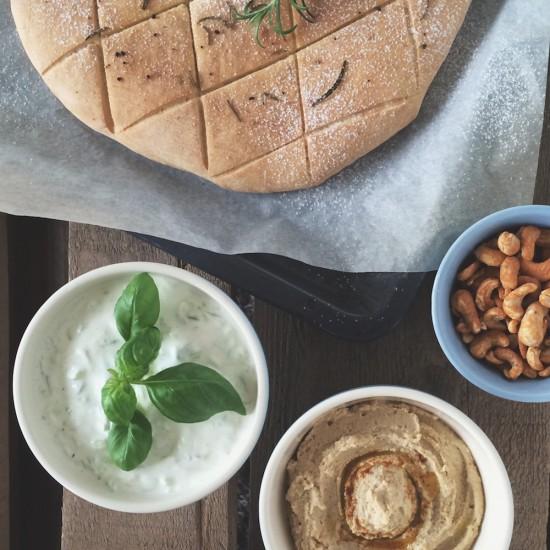 Rezeptbild: Focaccia, Hummus & Tsatsiki