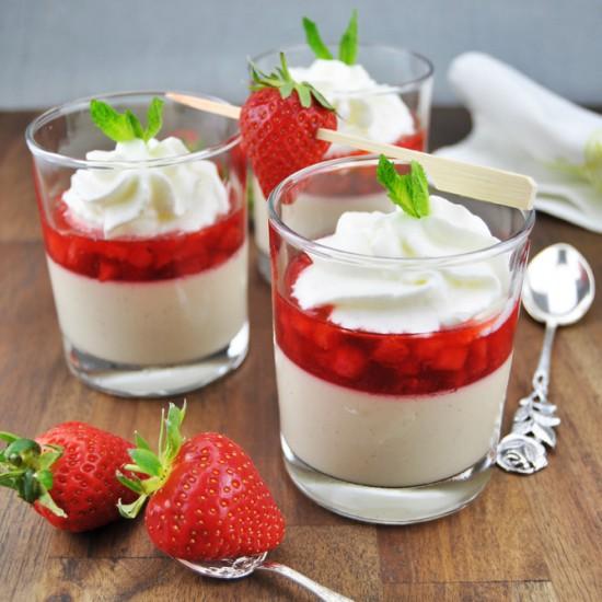 Rezeptbild: Kaffee-Panna-Cotta mit marinierten Beeren