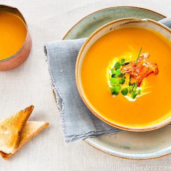 Rezeptbild: Kürbis-Kokos-Suppe mit karamellisierter Prosciutto