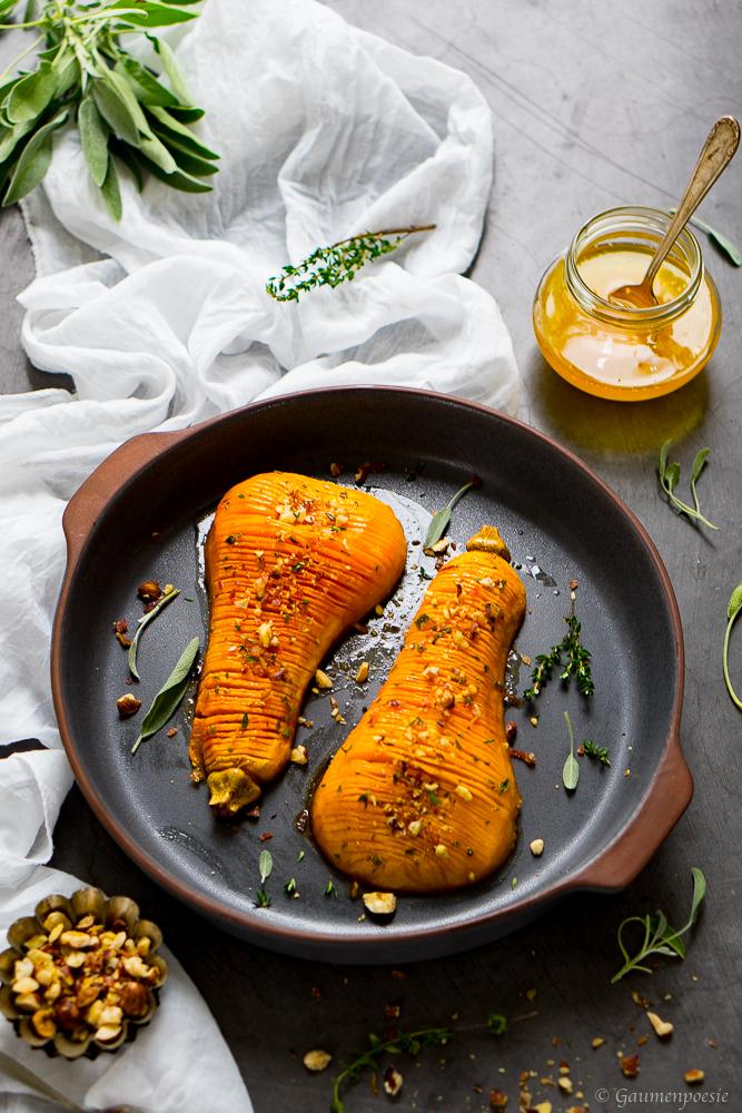 Rezeptbild: Hasselback Butternut-Kürbis mit Honig und Knusper-Topping
