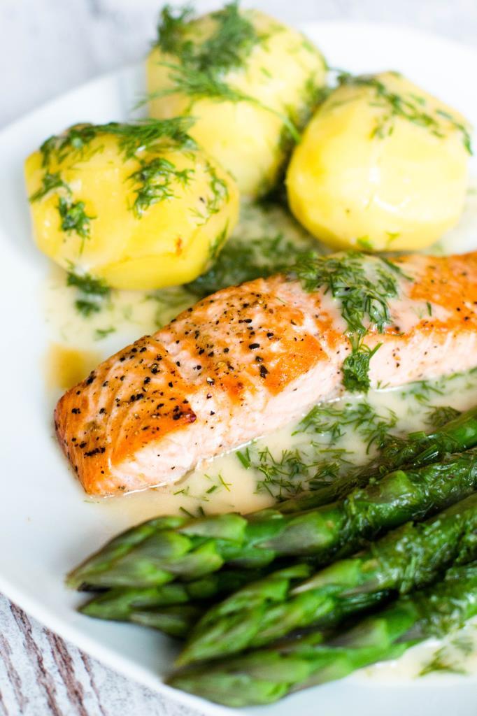 Rezeptbild: LACHSFILET MIT DILLSAUCE, KARTOFFELN UND GRÜNEM SPARGEL