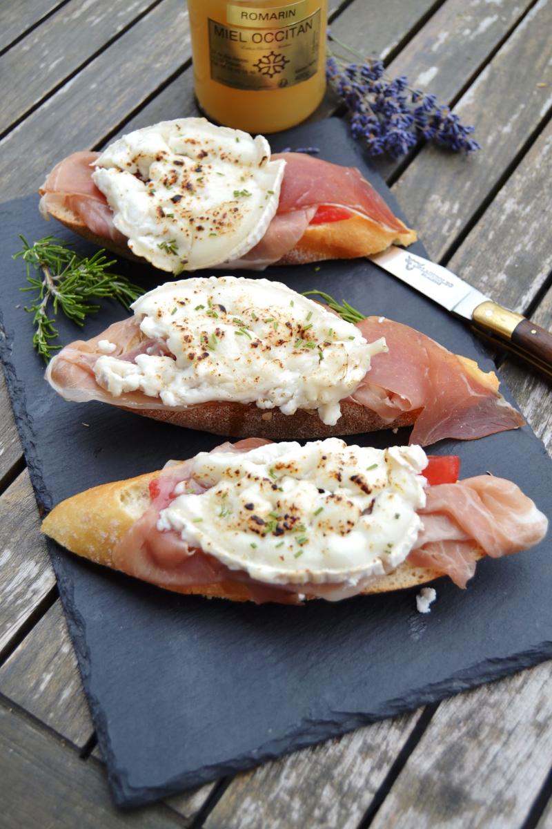 Rezeptbild: Bruschetta mit Bayonne Schinken und Ziegenkäse 