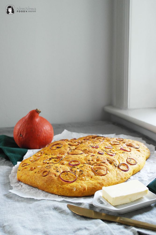 Rezeptbild: Kürbis Focaccia mit Rosmarin, Meersalz und roten Zwiebeln
