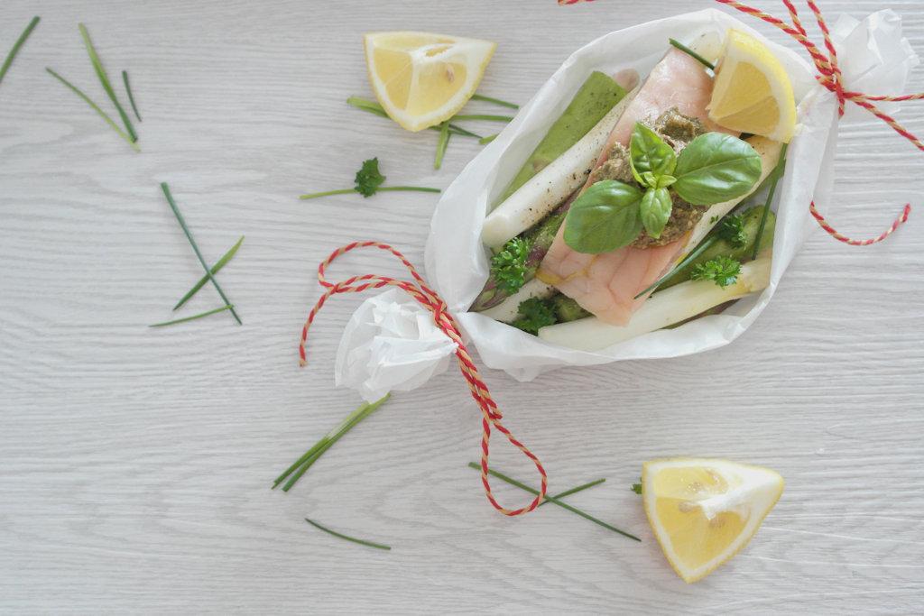 Rezeptbild: Spargelschiffchen mit Wildlachs und frischem Pesto