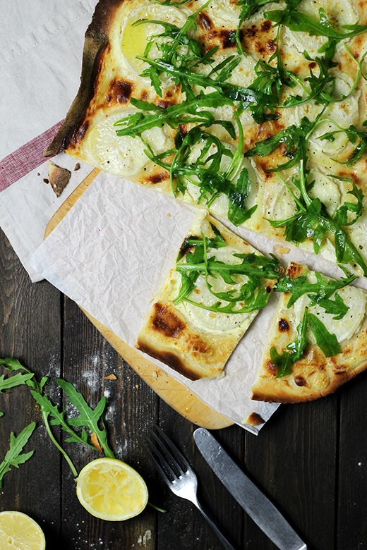 Rezeptbild: Flammkuchen mit Mairüben und Rucola