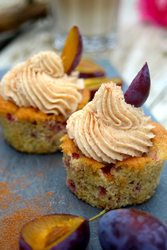 Rezeptbild: Pflaumen-Cupcakes mit Zimt-Frischkäse-Frosting
