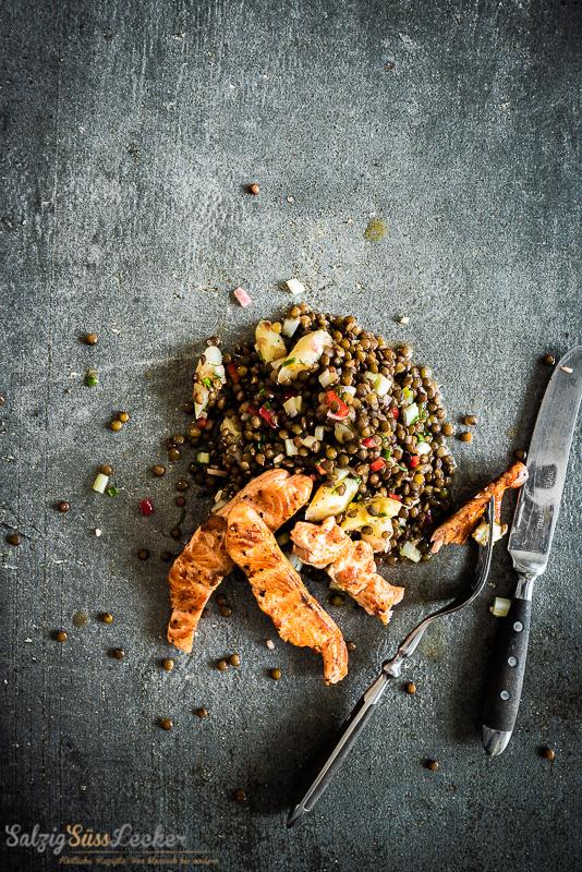 Rezeptbild: TRANCHEN VOM RÄUCHERLACHS AUF LINSEN-SPARGEL-SALAT 