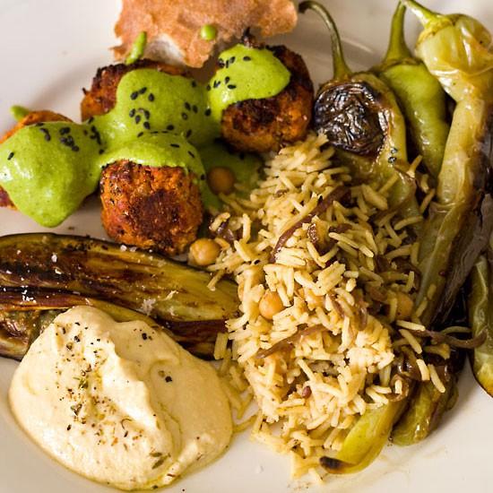 Rezeptbild: Mezze mit roten Linsenbällchen, Vadouvan-Reis, Hummus, Aubeginen und Spitzpaprika