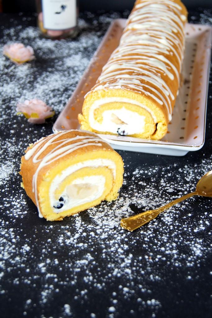 Rezeptbild: Zitronen Biskuitrolle mit einer Frischkäse Joghurt Kokosfüllung 