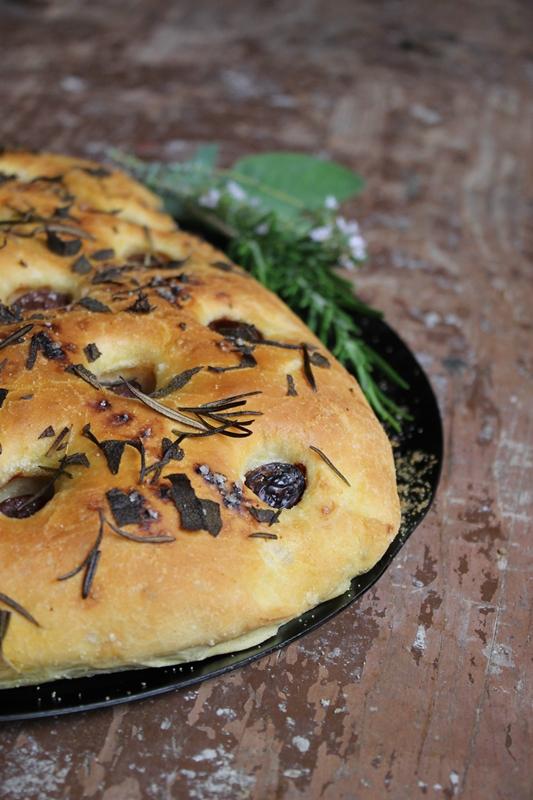 Rezeptbild: Oliven-Kräuter-Focaccia