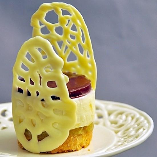 Rezeptbild: Entremets mit Rhabarber, weißer Mousse au Chocolat und Waldbeeren
