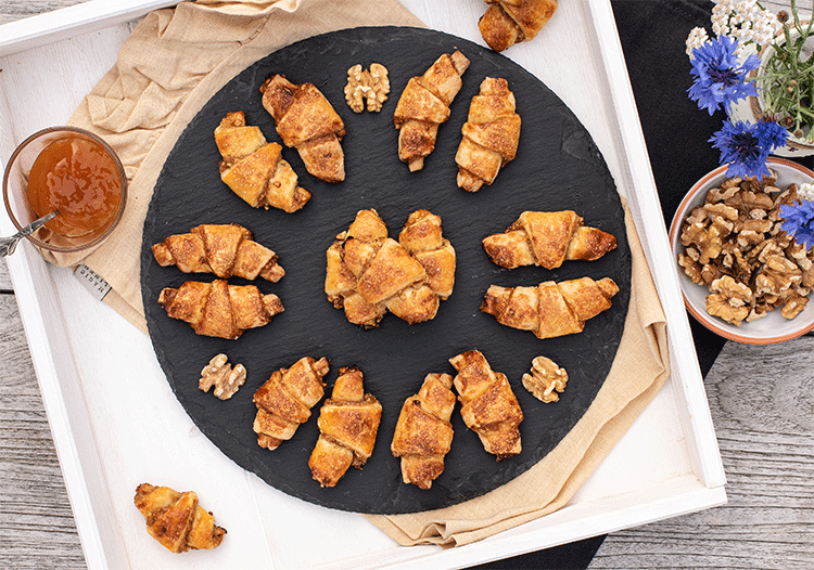 Rezeptbild: Rugelach mit Aprikosen-Nuss-Füllung