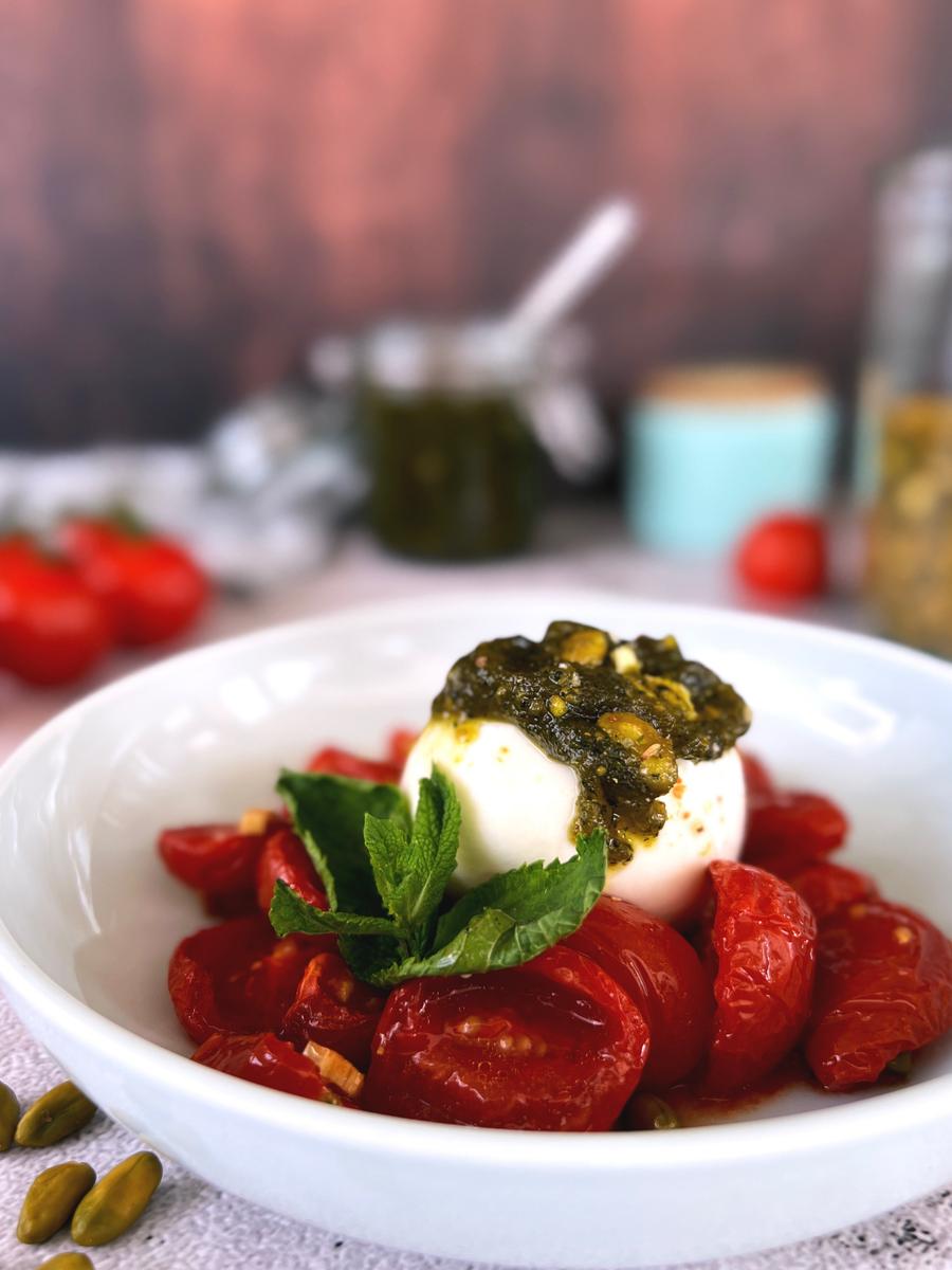 Rezeptbild: Geröstete Tomaten mit Burrata und Pistazienpesto