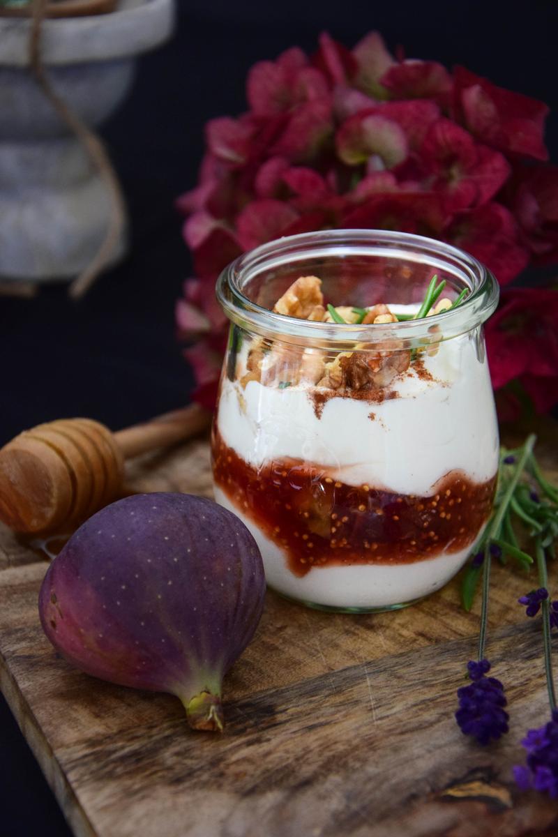 Rezeptbild: Karamellisierte Cassisfeigen mit Rosmarin Zimt Creme