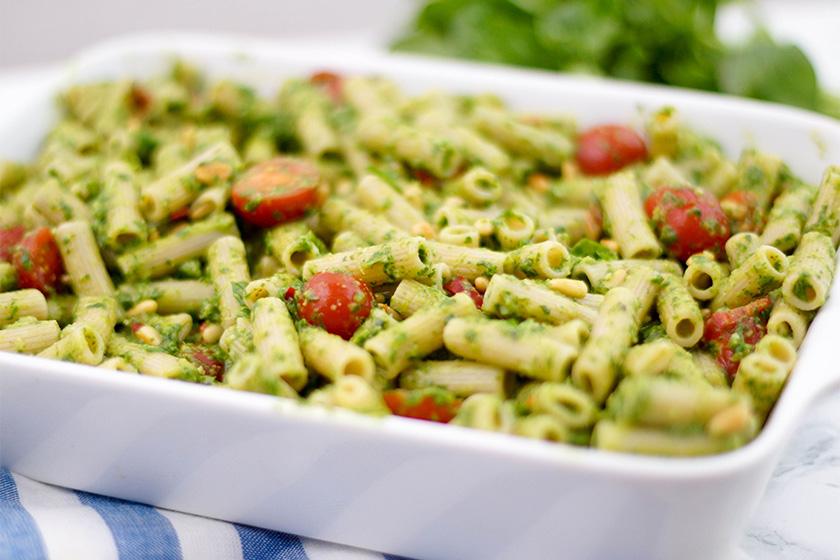 Rezeptbild: Dinkel-Makkaroni mit Pesto überbacken