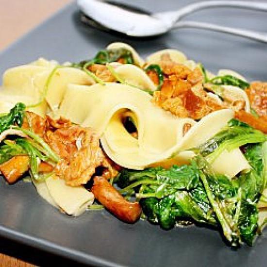 Rezeptbild: Pappardelle mit Pfifferlingen in Rahm-Basilikum und gebratenem Rucola