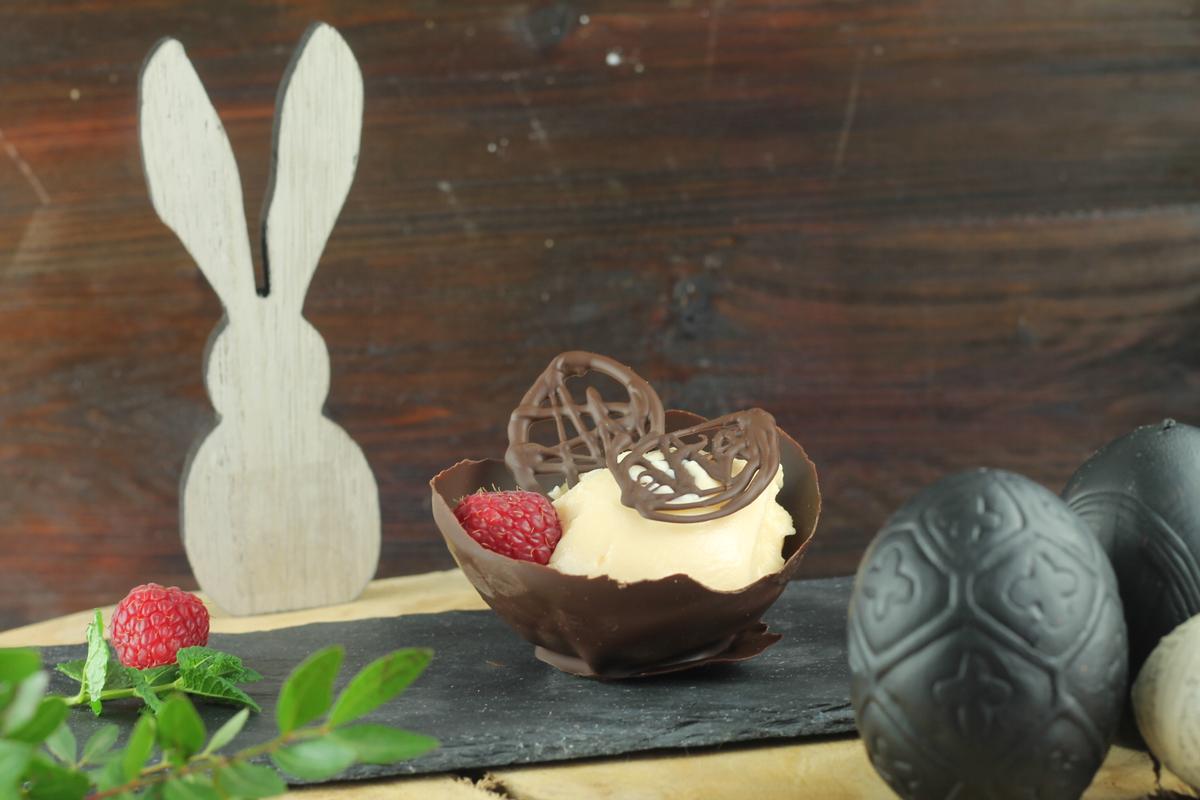Rezeptbild: Eierliköreis in der Schokoschale