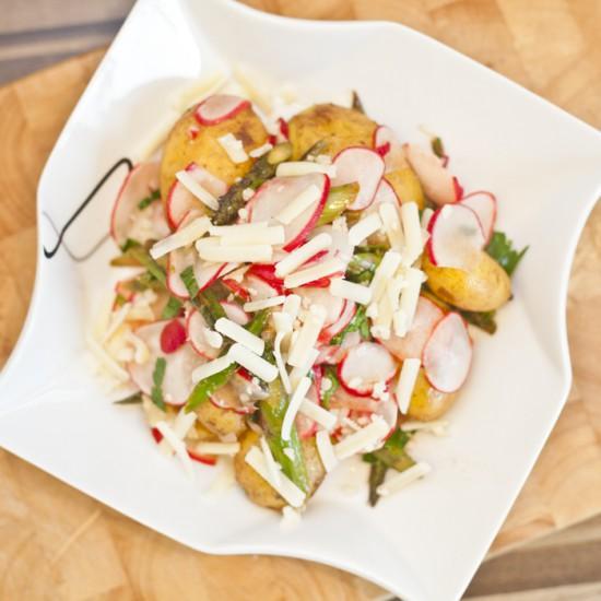 Rezeptbild: Frühkartoffeln mit grünem Spargel und Radieschen