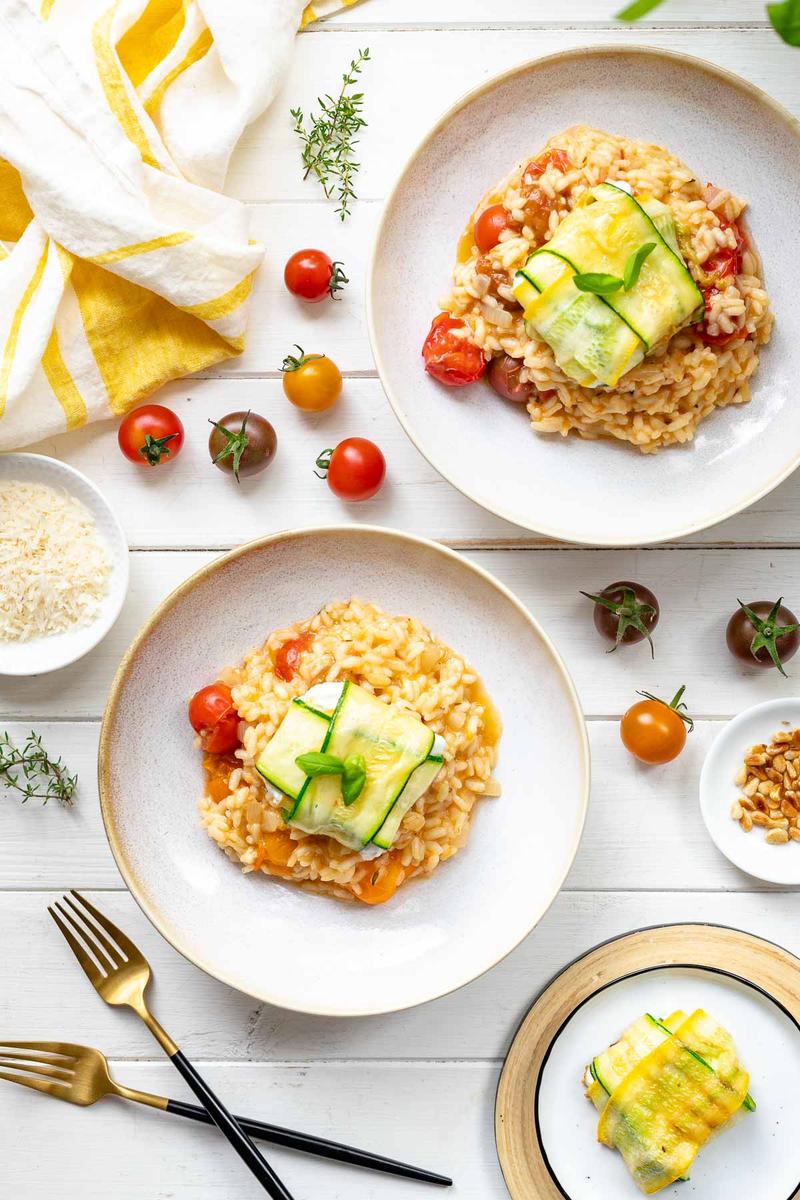 Rezeptbild: Tomaten-Risotto mit frischen Tomaten & Zucchini-Ziegenkäse-Päckchen