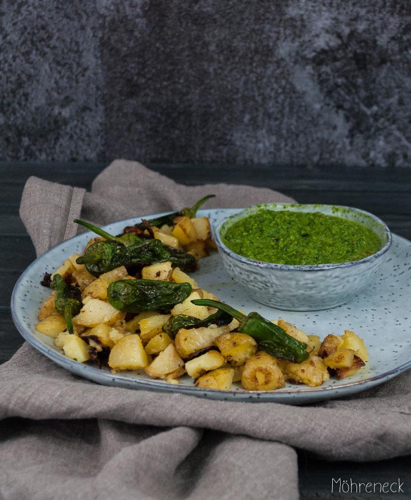 Rezeptbild: Patatas Bravas mit Mojo Verde & Pimientos