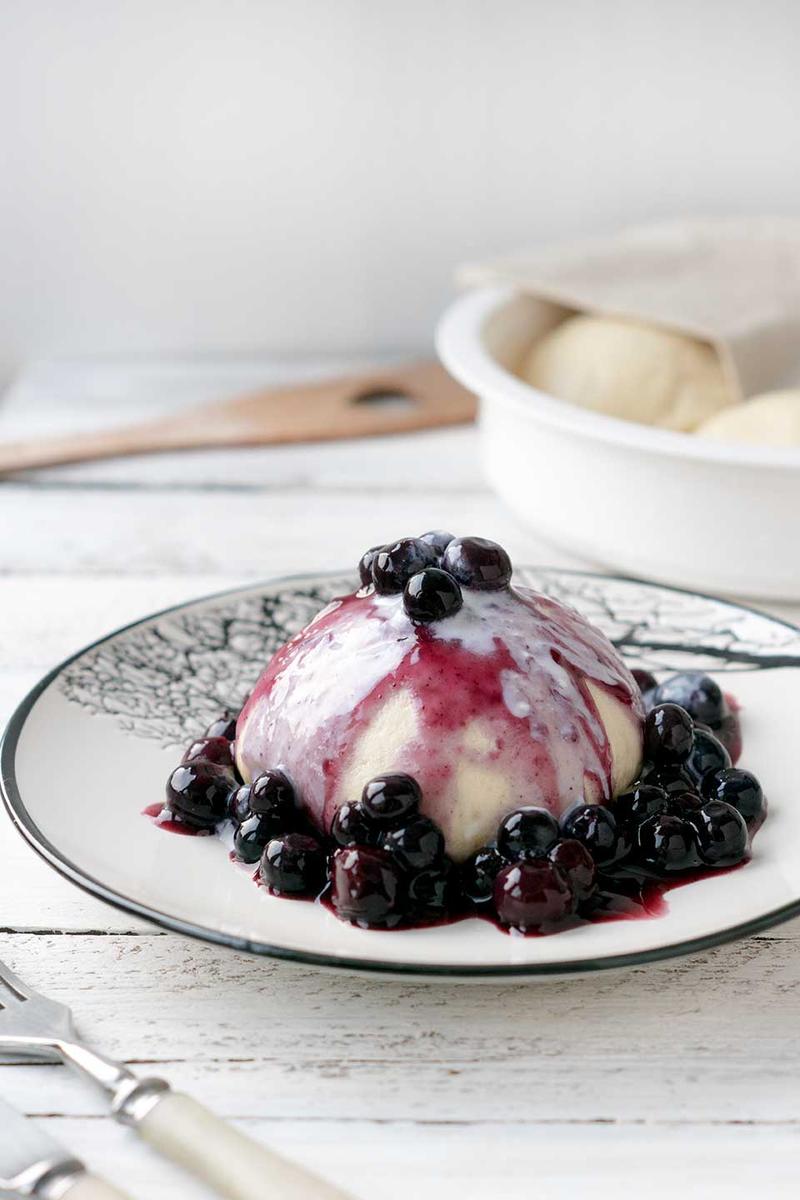 Rezeptbild: Hefeklöße aus Dinkelmehl mit Heidelbeeren