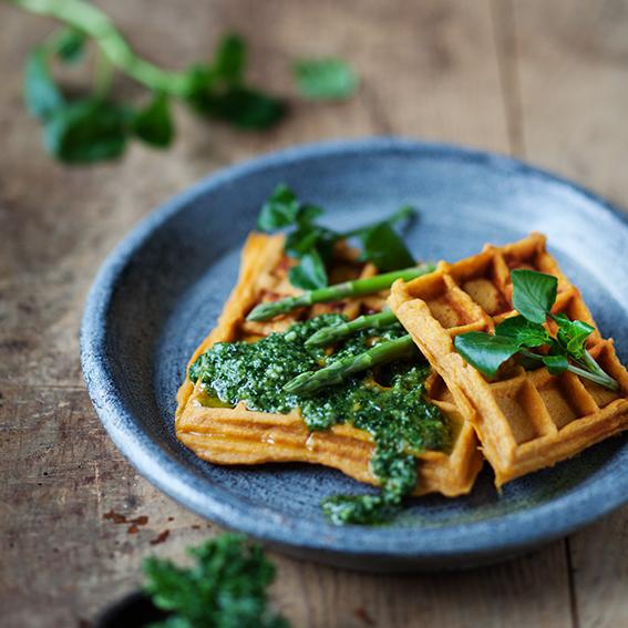 Rezeptbild: Süßkartoffel Waffeln mit Grünkohl Brunnenkresse Pesto