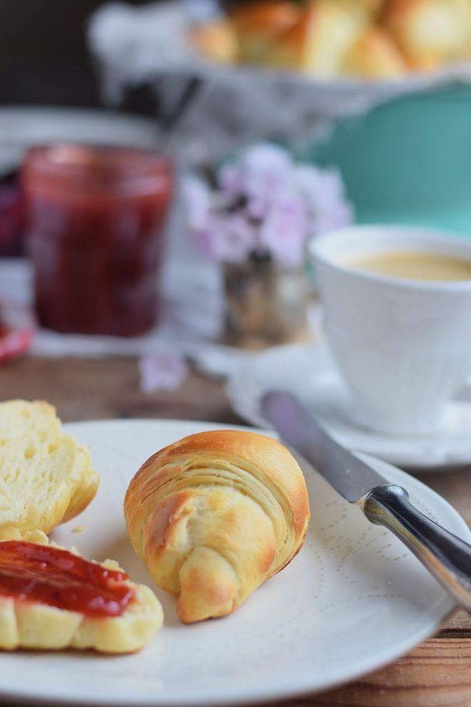 Rezeptbild: Joghurt Hörnchen mit Pflaumen Vanille Marmelade