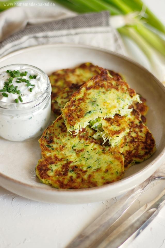 Rezeptbild: Zucchinipuffer mit Frühlingszwiebeln und Parmesan