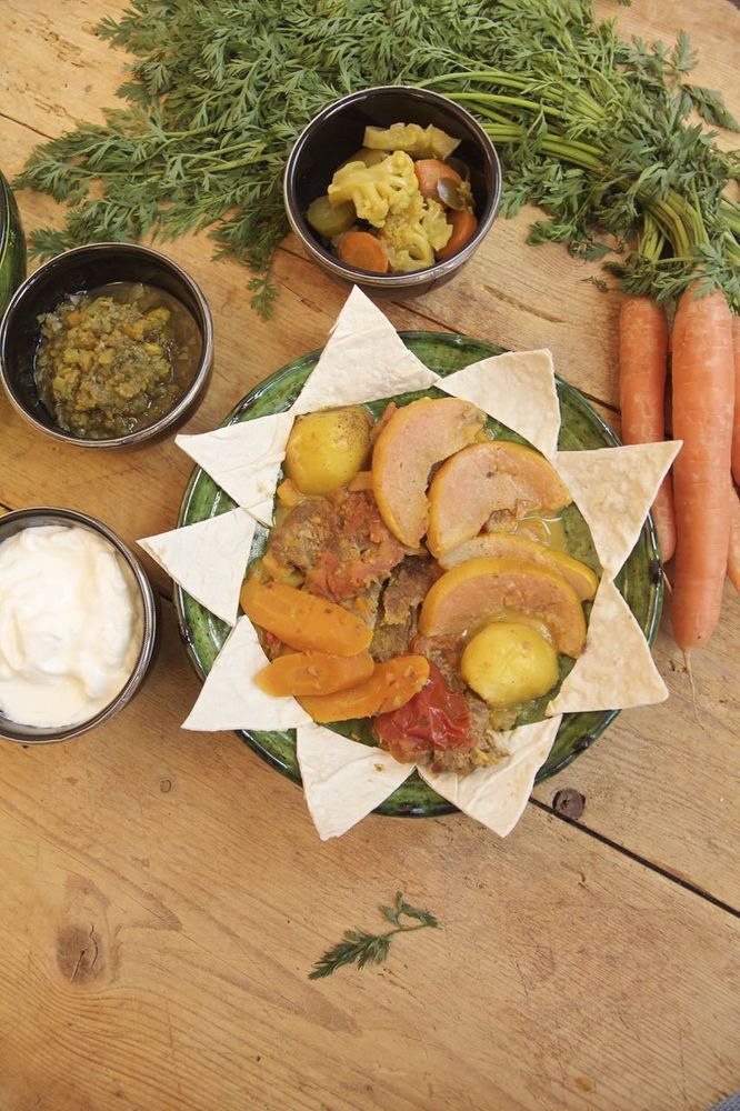 Rezeptbild: Tas Kabab - e Beh - Winterliches Roastbeef auf Wurzelgemüse und Quitten nach persischer Art