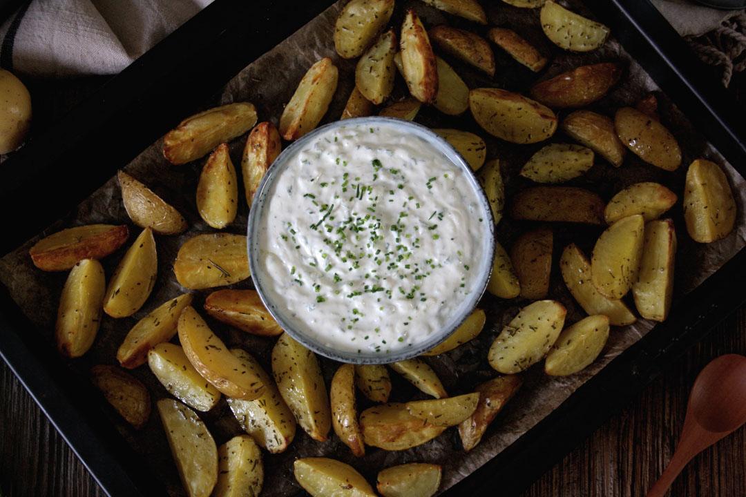 Rezeptbild: Kartoffelecken aus dem Ofen mit Kräuterquark