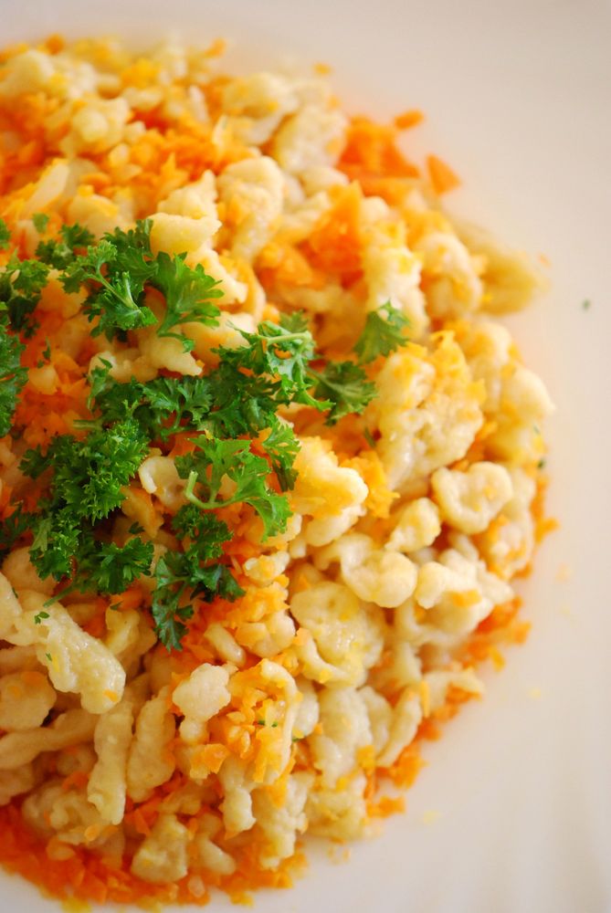 Rezeptbild: Spätzle mit Möhrenraspel & Petersilie