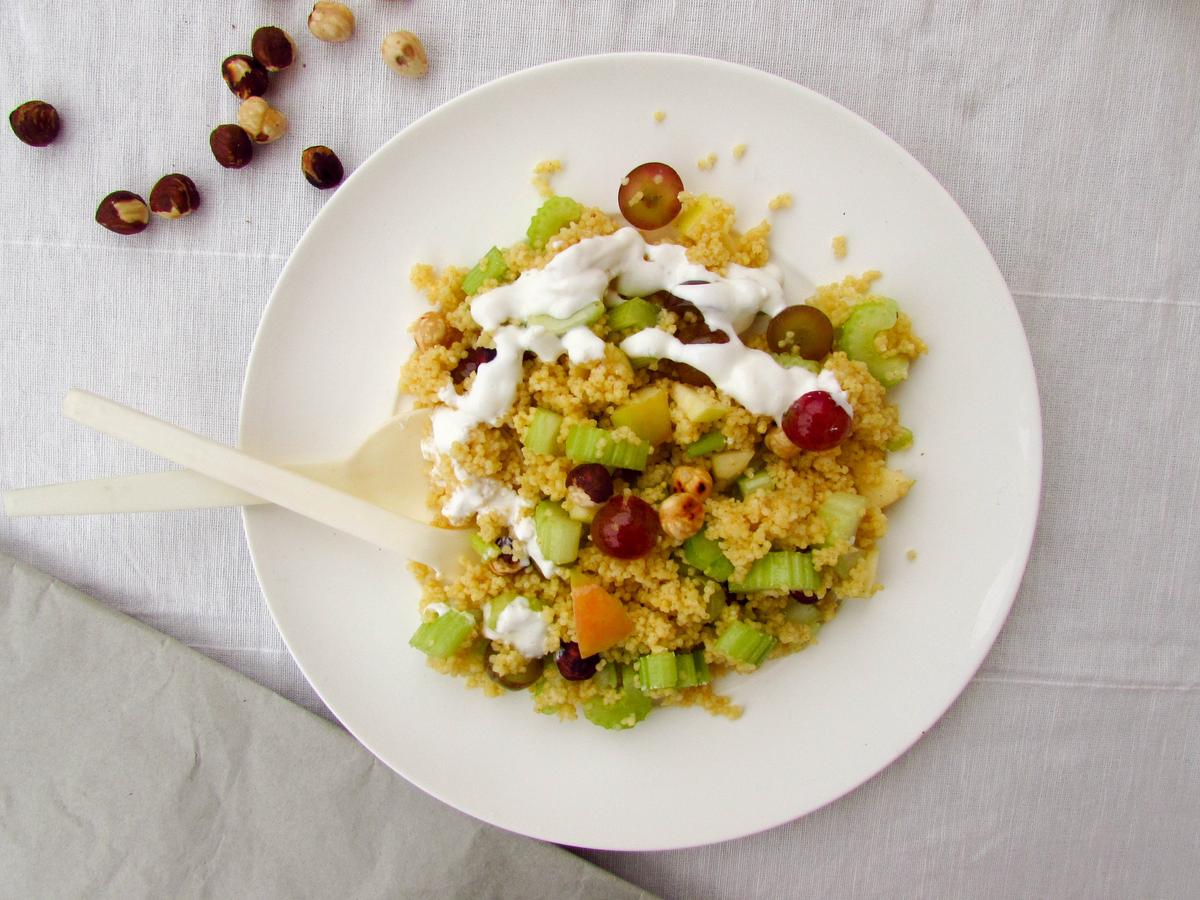 Rezeptbild: Herbstlicher Hirsesalat mit Sellerie, Trauben und gerösteten Haselnüssen