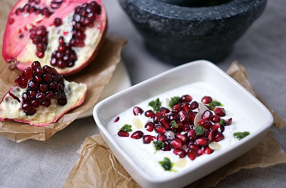 Rezeptbild: Kokosjoghurt mit grünem Minzzucker und Granatapfel