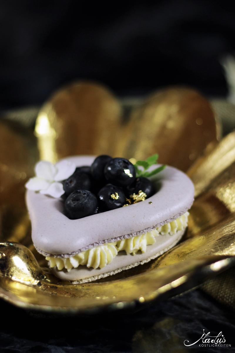 Rezeptbild: Macaron Herzen mit Heidelbeeren