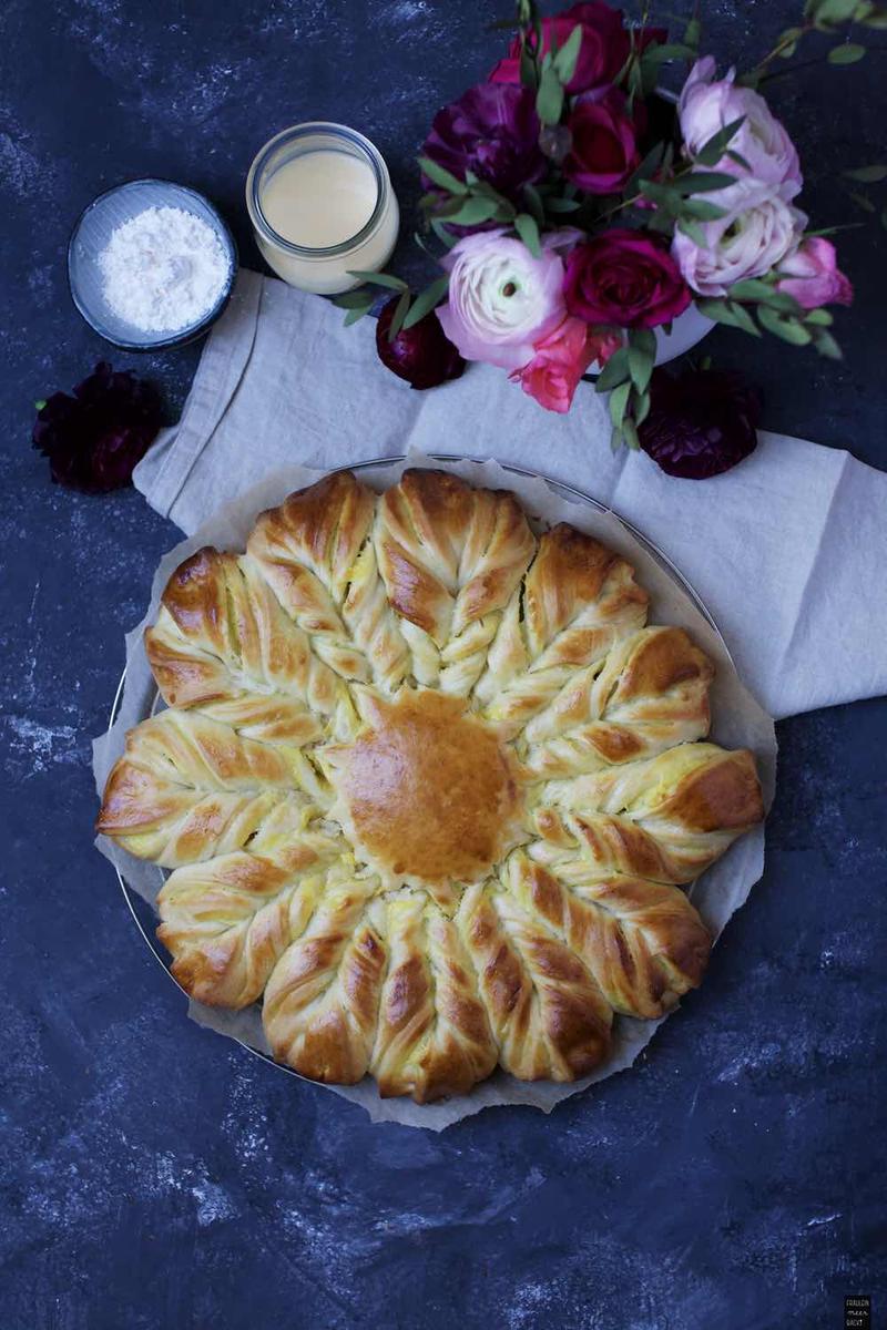 Rezeptbild: Hefeblume mit Vanillepudding-Eierlikör-Fülung
