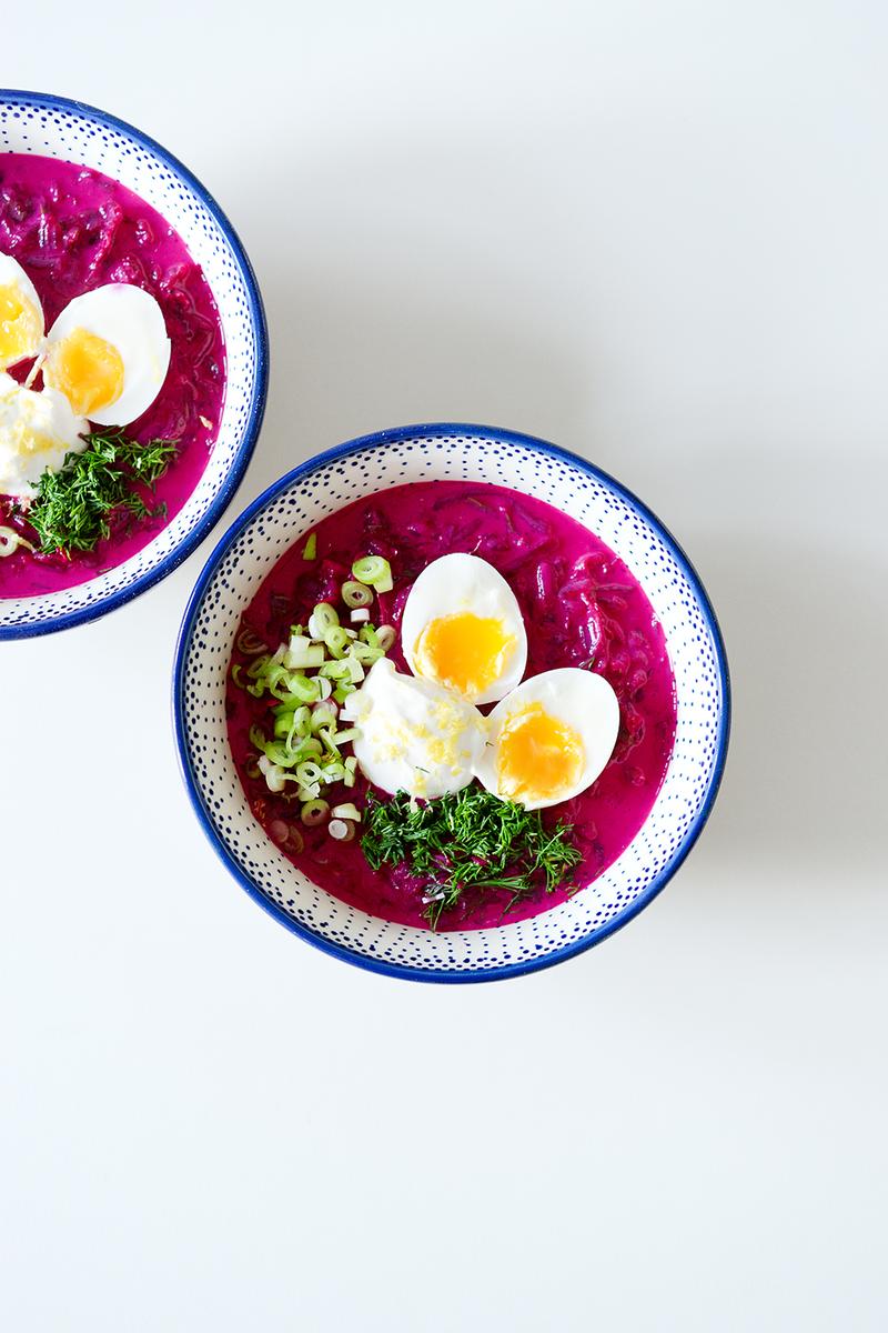 Rezeptbild: Kalte Rote Bete-Suppe mit Buttermilch und weichgekochtem Ei - Chłodnik
