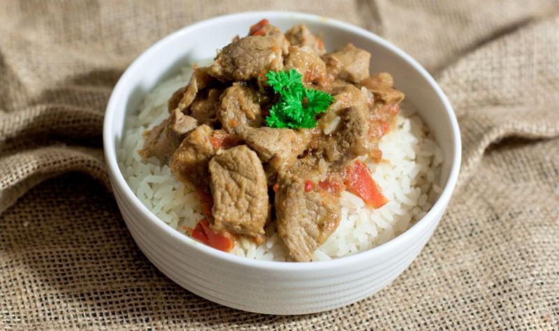 Rezeptbild: Leckeres Schweine-Gulasch mit Reis