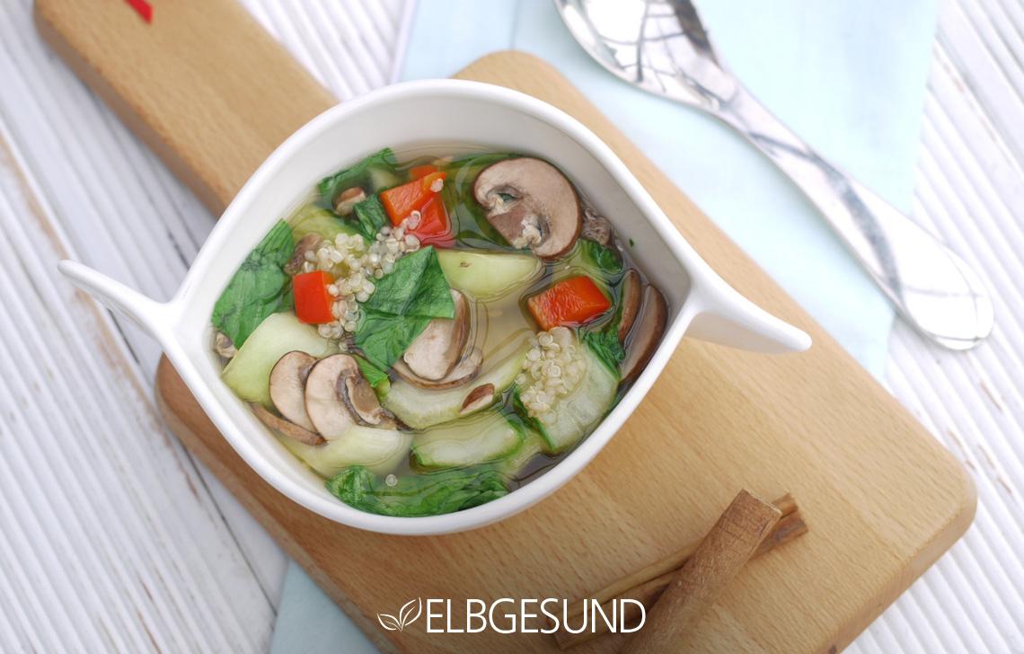 Rezeptbild: Farbenfrohe Pho-Suppe mit Quinoa, Pak Choi, Paprika und Champignons