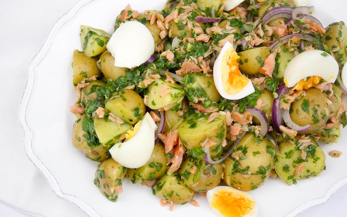 Rezeptbild: Warmer Kartoffelsalat mit geräuchertem Lachs