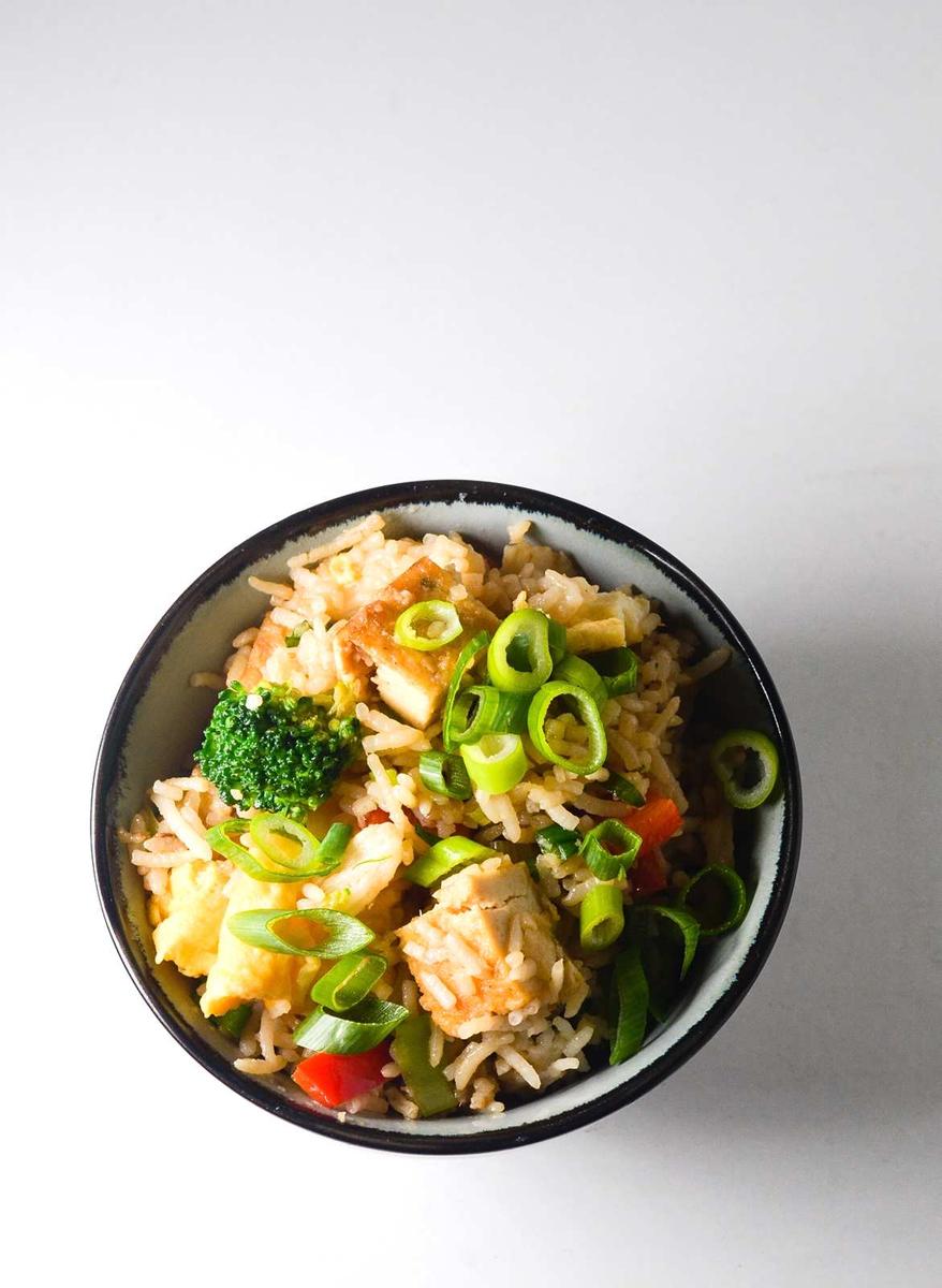 Rezeptbild: Arroz chaufa de tofu – peruanischer Bratreis (vegetarisch)