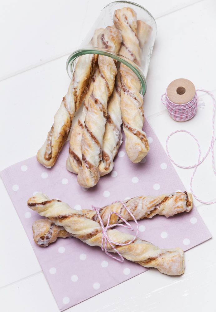 Rezeptbild: Mandel-Blätterteigstangen