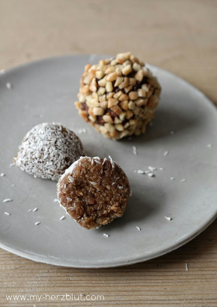 Rezeptbild: Zweierlei Energy Balls - mit Haselnuss und Kokosnuss