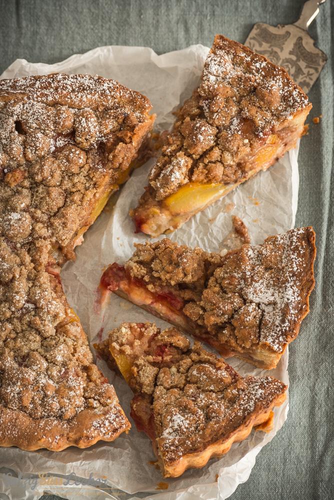 Rezeptbild: Pflaumentarte mit knusprigen Streuseln auf einem Zwillingsteig
