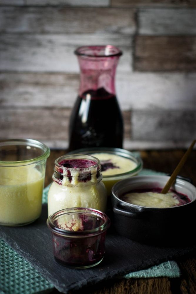 Rezeptbild: Grieß mit Fliederbeersaft
