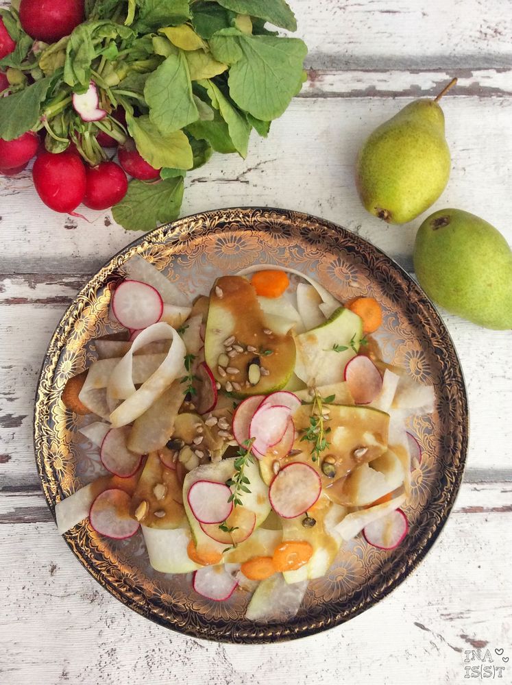 Rezeptbild: Kohlrabisalat mit Birne und Erdnussdressing