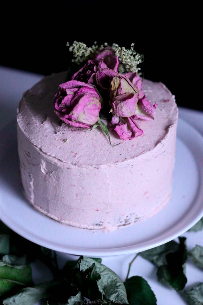 Rezeptbild: Blaumohnkuchen mit Erdbeer-Holunder und Rosencreme