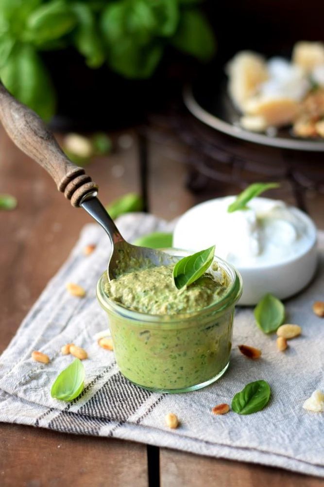 Rezeptbild: Leichtes Basilikum-Pesto mit Joghurt (toll zu Pasta)