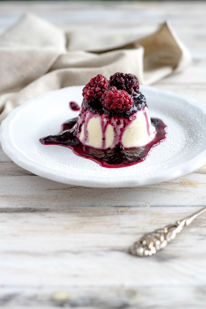 Rezeptbild: Panna Cotta mit Beerensoße