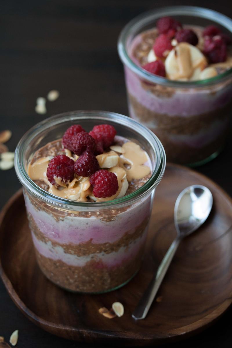 Rezeptbild: Erdnuss-Schoko-Overnight Oats mit Himbeerjoghrt