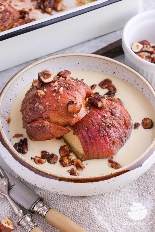 Rezeptbild: Hasselback Äpfel mit Zimtkruste und Vanillesoße